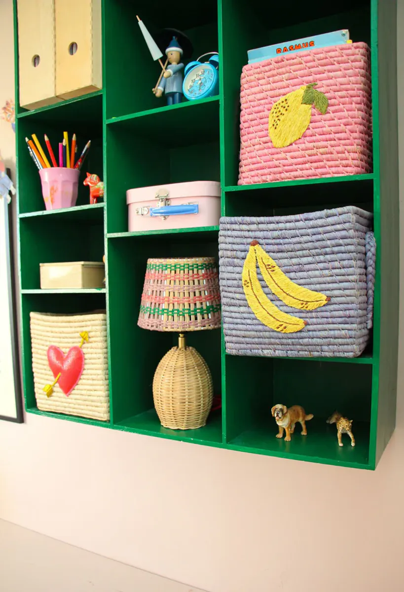 Morsom blå kurv med en stor banan 