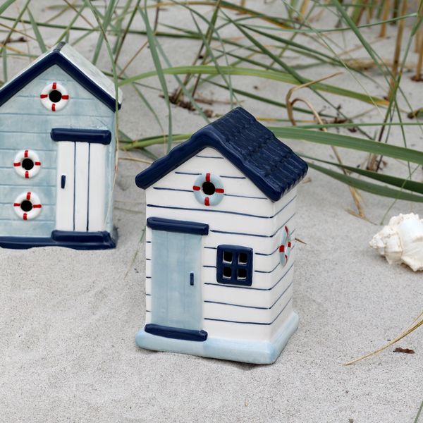 Hovedbilde Strandhus i keramikk – håndmalt dekor