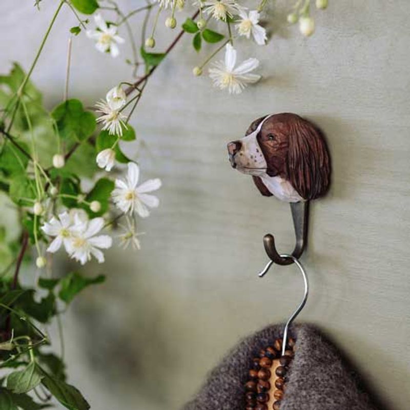 Håndskåret Krok – Engelsk Springer Spaniel Wildlife Garden