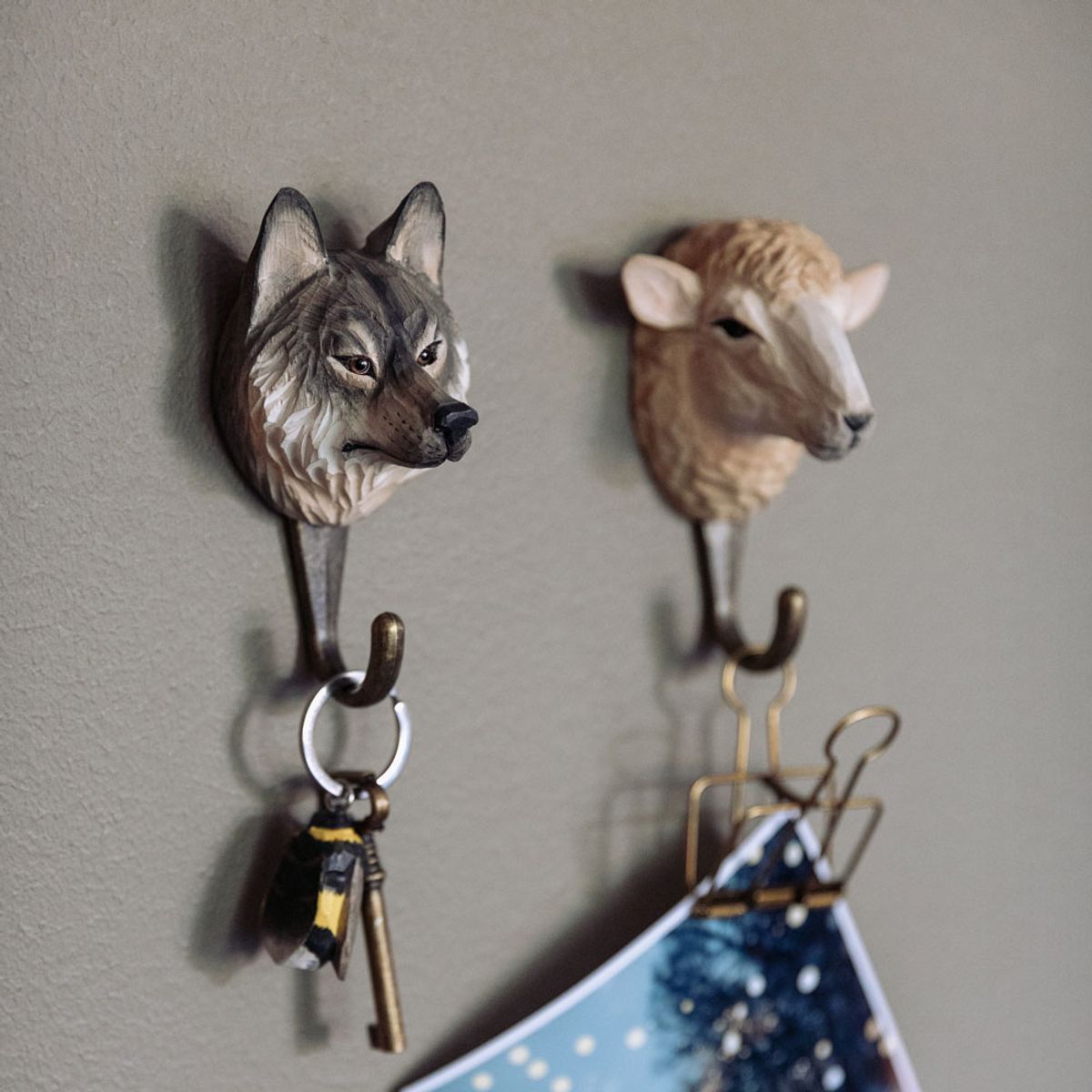 Håndskåret Krok – Ulv Wildlife Garden